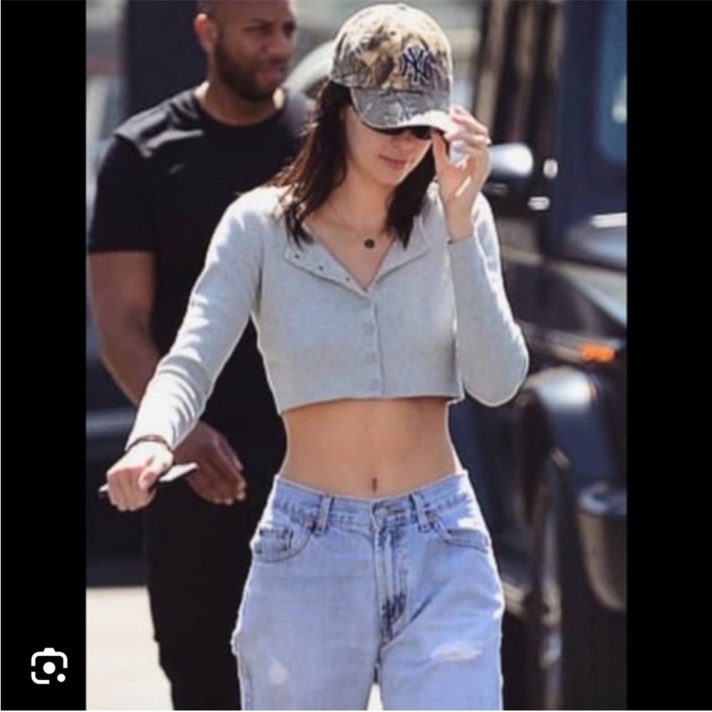 Brandy Melville Gray Fitted Button Down Crop Top 100% Cotton - Picture 3 of 6
